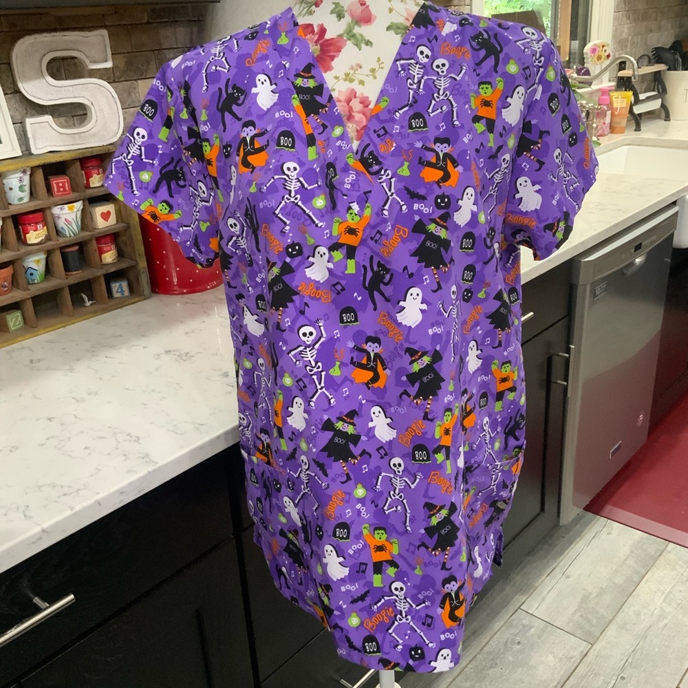 Wear For Care Halloween Purple Scrub Top V-Neck Ghost Bats Black Cat Boo Medium